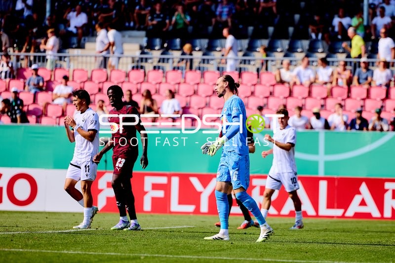 Zweikampf zwischen Luca de Meester (11; SV Sandhausen) und Castello Lukeba (23; RB Leipzig)