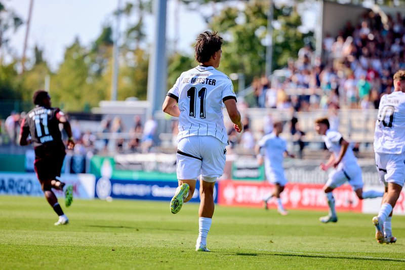 Ball-Aktion von Luca de Meester (11; SV Sandhausen)