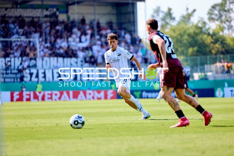 Ballaktion von Luca de Meester (11; SV Sandhausen) gegen 