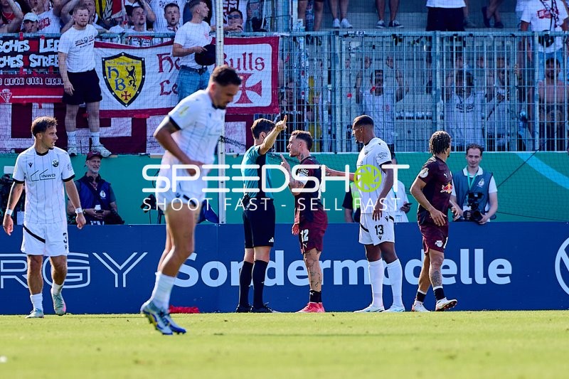 Strafkarte für Louis Kolbe (3; SV Sandhausen) im Spiel