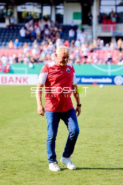 Trainer Olaf Janssen (Chef-Trainer; SV Sandhausen) vor dem Spiel
