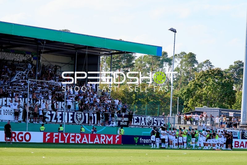 Teamaufstellung vor Fankurve