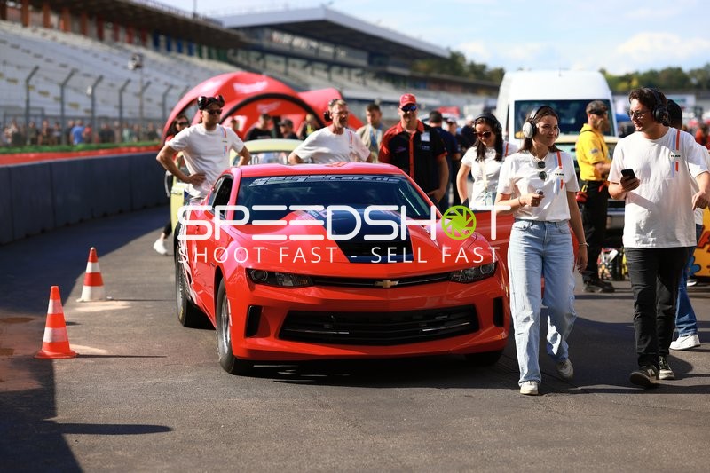 Rennwagen in der Boxengasse
