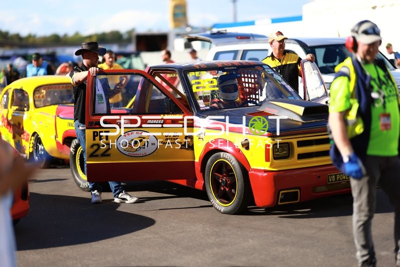 Fahrzeug mit Startnummer 22 in der Box