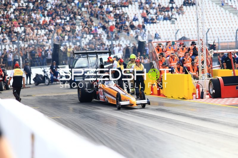 Rennfahrzeug auf der Startlinie