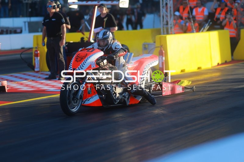 Motorrad Dragster auf der Quartermile