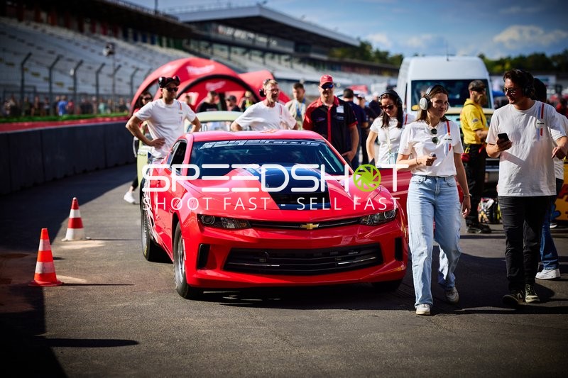 Rennwagen in der Boxengasse