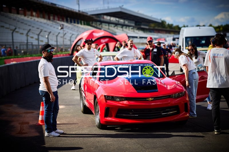 Rennwagen in der Boxengasse