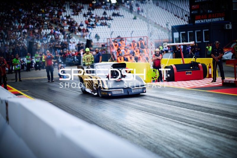 Drag Racing Fahrzeug am Start