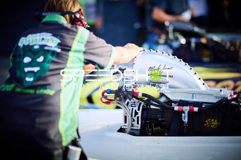 Mechaniker am Dragster-Motor