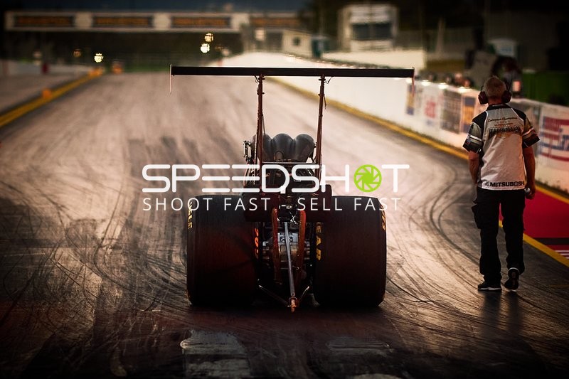 Rennfahrzeug auf der Startbahn