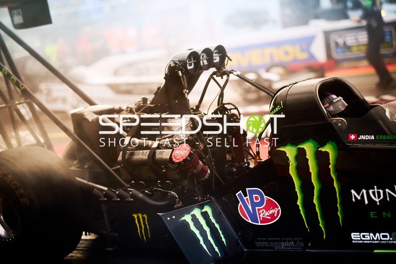 Dragster mit Monster Energy Branding