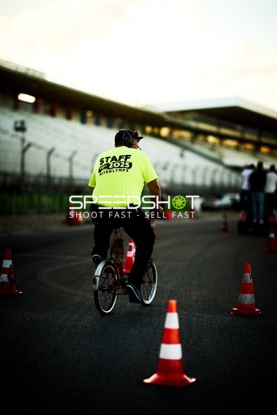 Mitarbeiter auf Rennstrecke