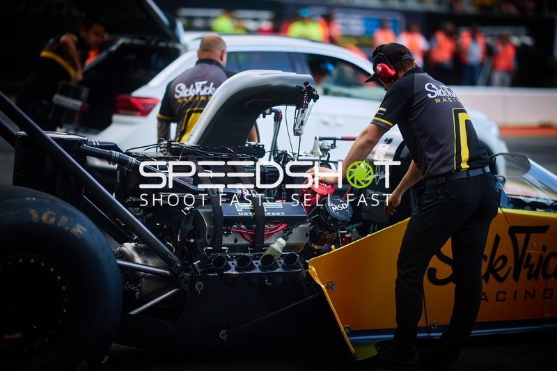 Mechaniker am Dragster-Motor