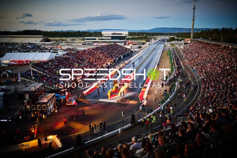 Volle Tribünen beim Drag Racing