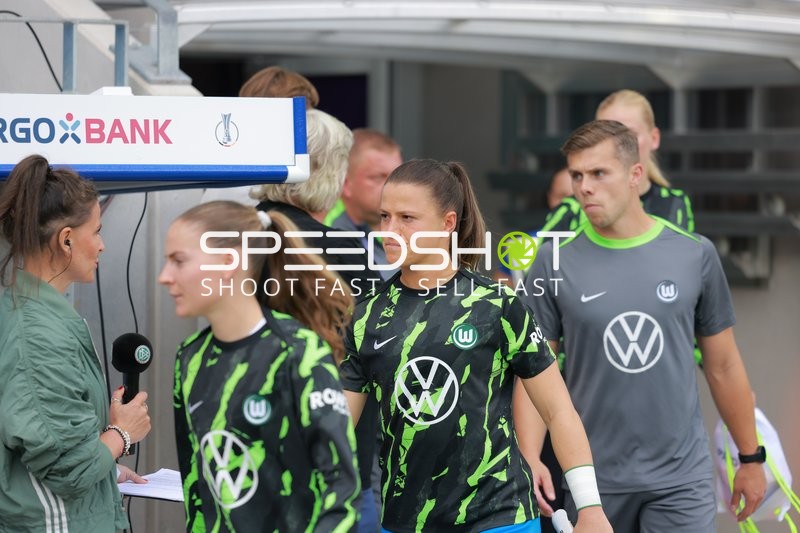 Spielerinnen betreten Spielfeld