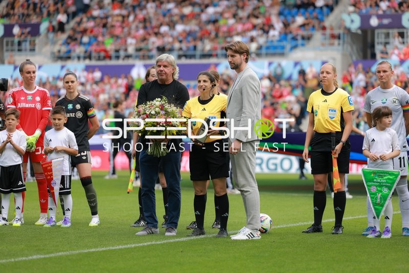 Ehrung und Schiedsrichter vor Spiel