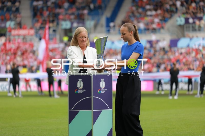 Trophäenübergabe vor Spiel