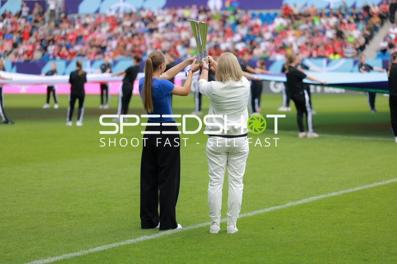 Pokalübergabe auf dem Spielfeld