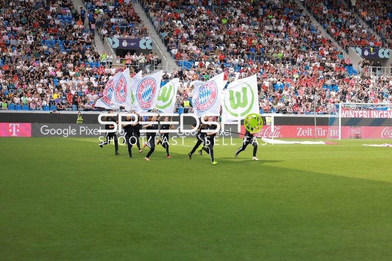 Flaggenlauf vor Spielbeginn