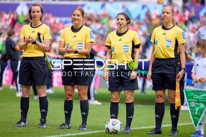 Schiedsrichterinnen vor Spiel