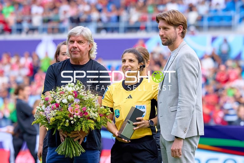 Ehrengäste und Schiedsrichterin