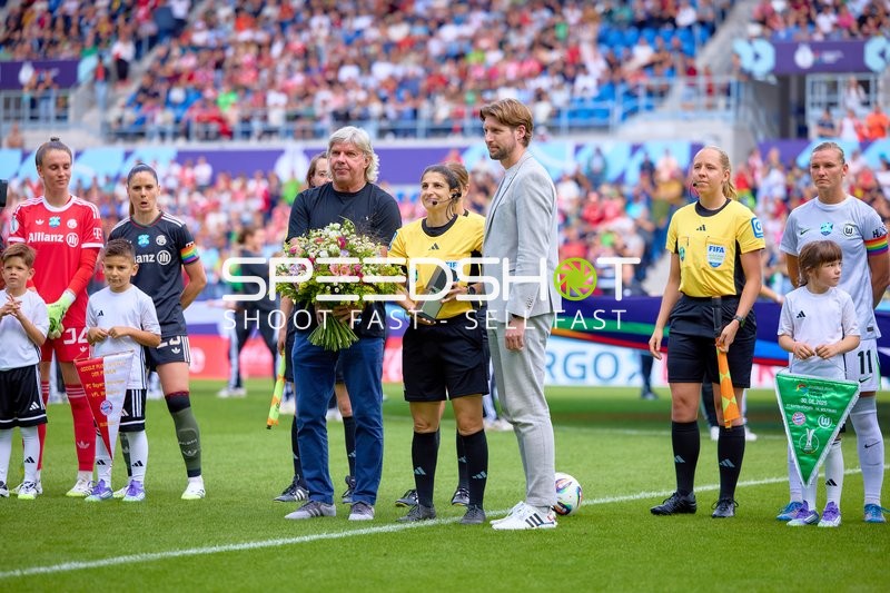 Offizielle Zeremonie vor Spiel