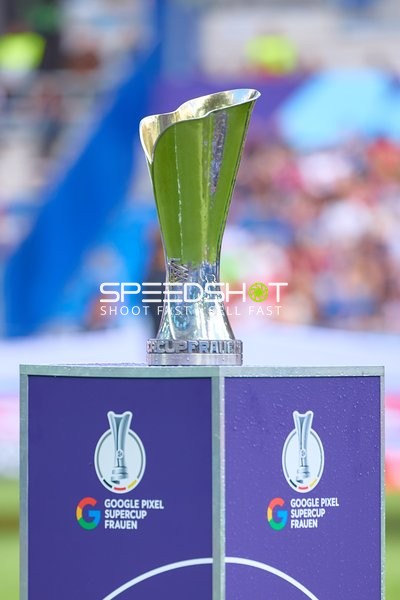 Supercup-Pokal Präsentation