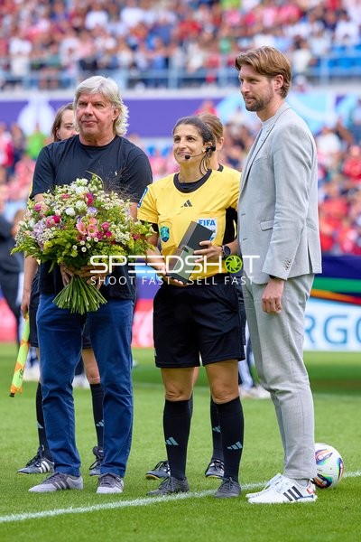 Ehrengäste und Schiedsrichterin