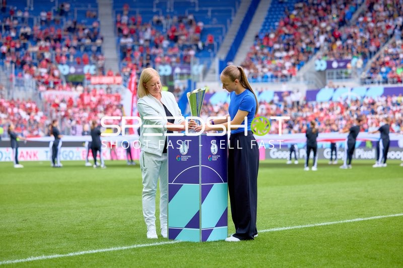 Ehrengäste mit Pokal