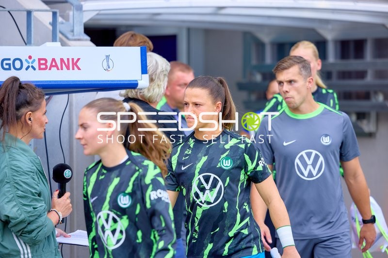 Spielerinnen betreten Spielfeld