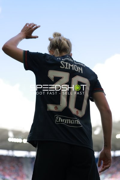 Spieler Franziska Kett (20; FC Bayern Frauen 1) hebt Arme
