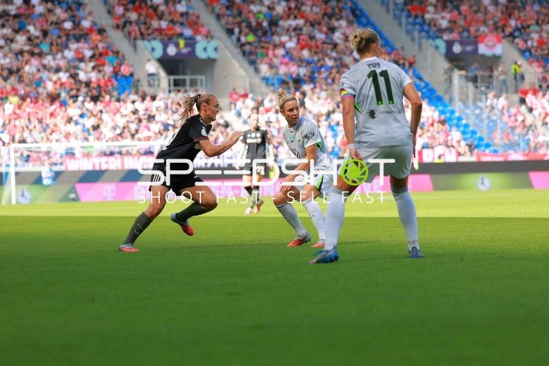 Zweikampf zwischen Georgia Stanway (31; FC Bayern Frauen 1) und Svenja Huth (10; VFL)