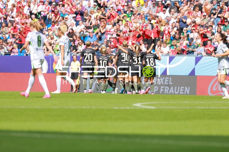 Spielerinnen feiern Tor