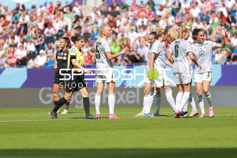 Schiedsrichterin mit Spielerinnen