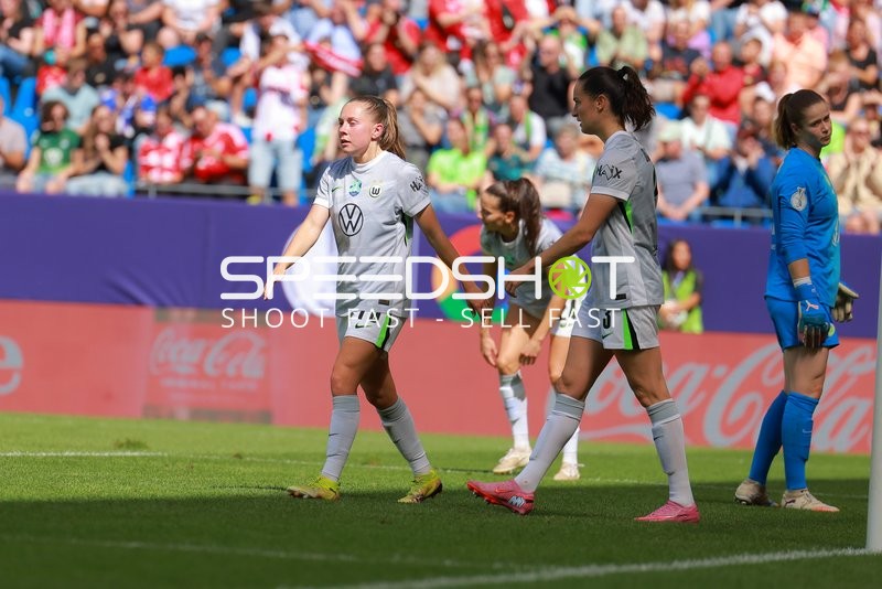 Defensive Spielerinnen vor dem Tor