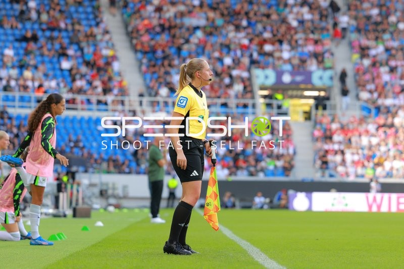 Schiedsrichterin an Seitenlinie