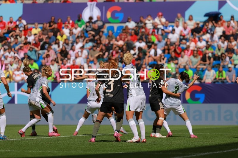 Fußball I Frauen I Zweikampf im Strafraum