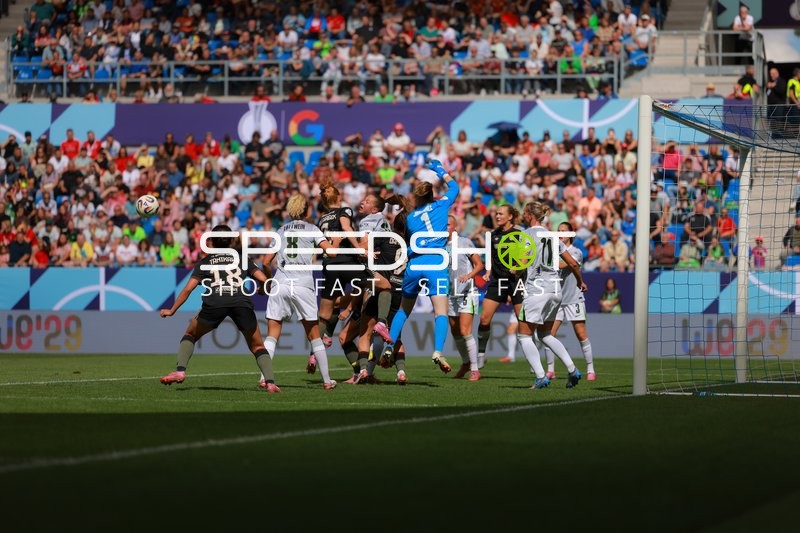 Zweikampf vor dem Tor