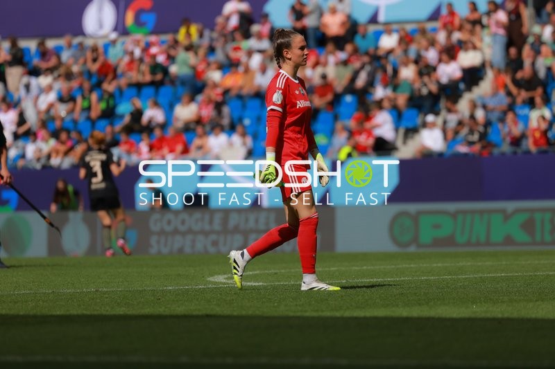 Torwart Ena Mahmutovic (21; FC Bayern Frauen 1) auf dem Feld