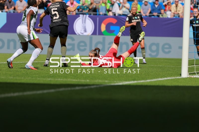 Torwartparade im Strafraum