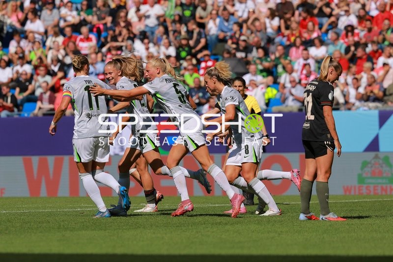 Torjubel von Vivien Endemann (25; VFL) und Ella Peddemors (5; VFL)