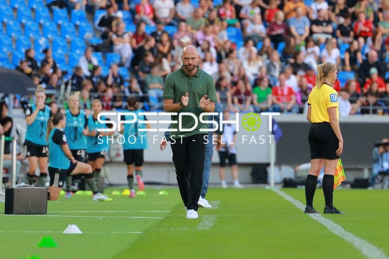 Trainer an der Seitenlinie