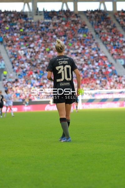 Spielerin Carolin Simon (30; FC Bayern Frauen 1) auf dem Feld