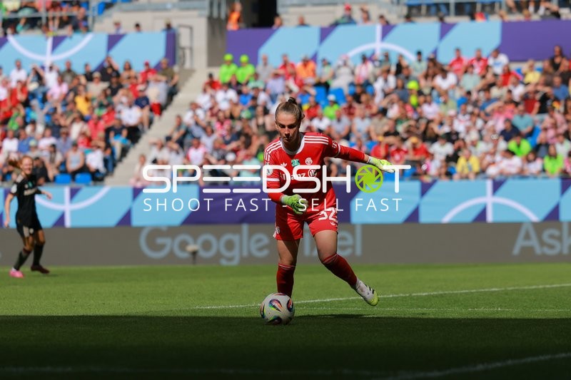 Torwart 32; FC Bayern Frauen 1 mit Ball