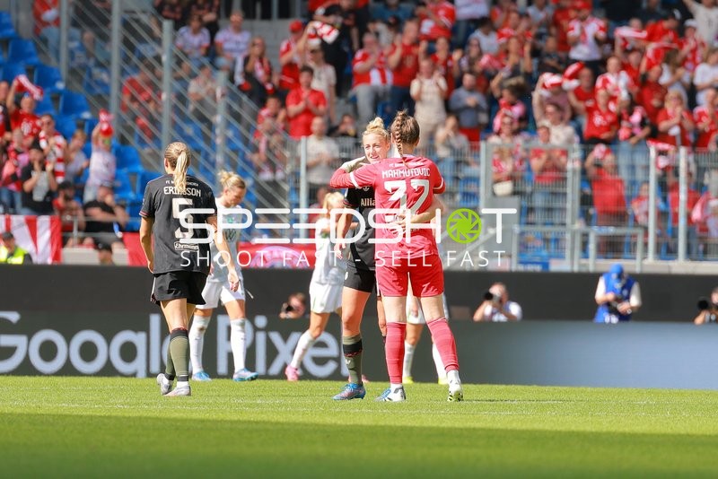 Begrüßung auf dem Spielfeld