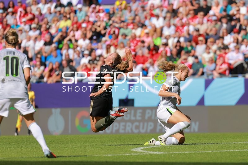 Zweikampf zwischen Spielerinnen