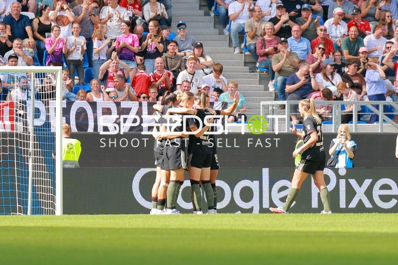 Spielerinnen feiern Tor