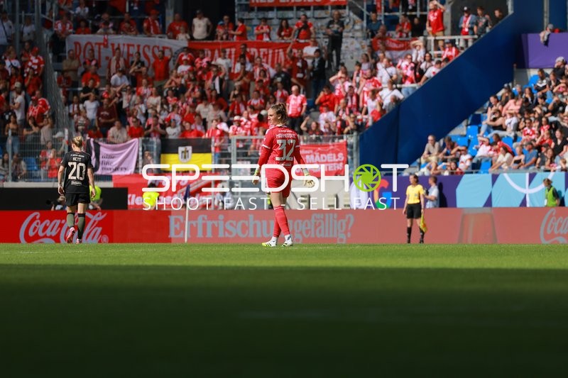 Torhüterin und Spielerin auf Feld