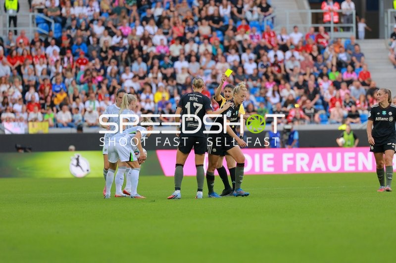 Gelbe Karte für Klara Bühl (17; FC Bayern Frauen 1)